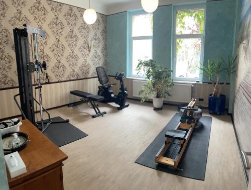 汉诺威豪斯马滕斯酒店的一间带健身器材的房间和一间带健身房的房间