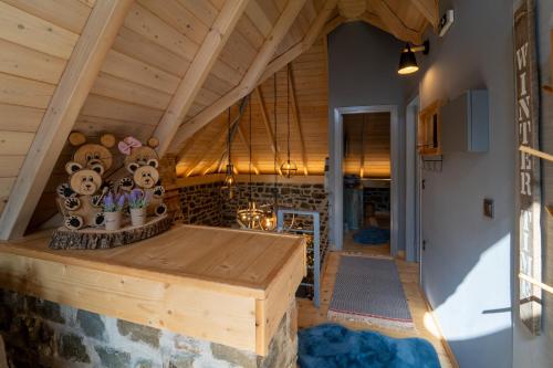 Áyios NikólaosDandy Villas Karpenisi - Lux Chalet的客房铺有木地板,设有木制天花板。