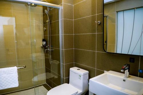 银川尚客优品银川大阅城酒店的带淋浴、卫生间和盥洗盆的浴室