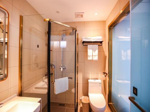 包头尚客优精选包头昆都仑区科技大学酒店的带淋浴、卫生间和盥洗盆的浴室