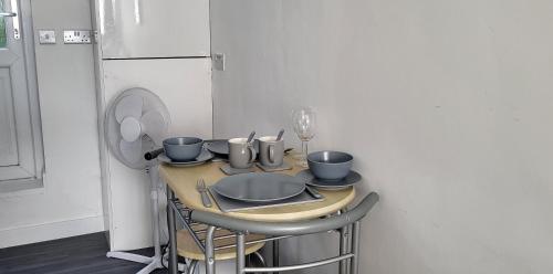 WembleyStadium Nook的小厨房配有桌椅和冰箱