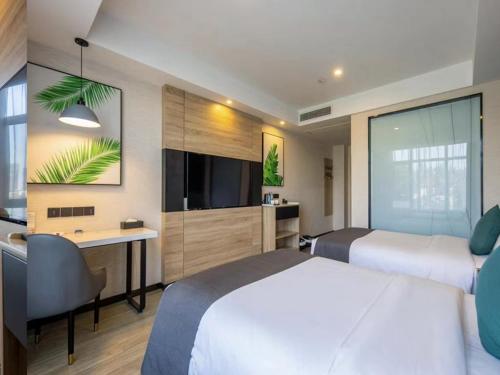 潍坊尚客优品潍坊奎文区世纪泰华人民医院酒店的酒店客房设有一张床、一张书桌和一台电视机。