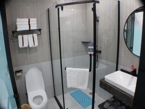 明光尚客优精选滁州明光星光商贸城酒店的带淋浴、卫生间和盥洗盆的浴室