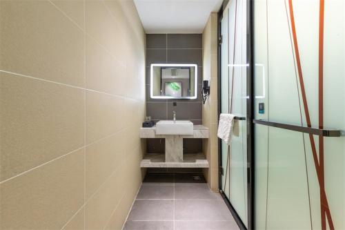 泰州尚客优品泰州姜堰区亚美国际酒店的一间带水槽和镜子的浴室