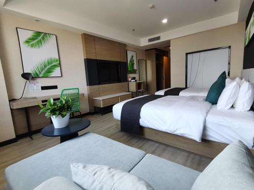 Kuqa尚客优品阿克苏库车幸福路酒店的酒店客房,设有两张床和一张沙发