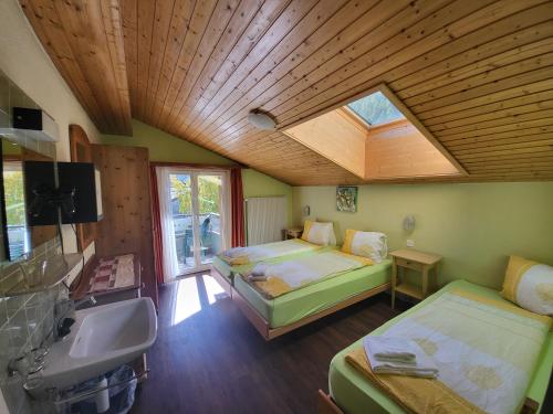 萨斯格伦德海诺膳食酒店的一间卧室设有两张床、一个水槽和天窗
