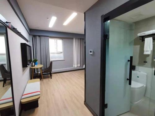 库尔勒尚客优精选库尔勒萨依巴格市场酒店的客房设有带卫生间的浴室和电视。