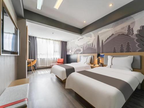喀什尚客优精选喀什古城步行街酒店的酒店客房设有两张床,墙上挂有绘画作品