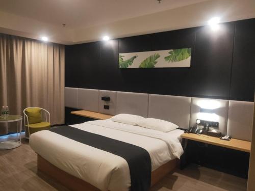喀什尚客优品喀什疏勒四十一团草湖镇酒店的酒店客房设有一张大床和两张书桌