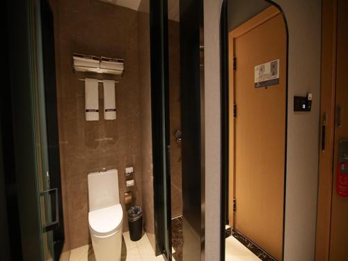 包头尚客优悦包头昆都仑区白云路恒大酒店的浴室配有白色卫生间和淋浴。