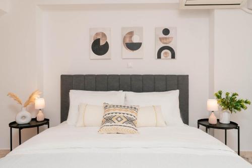 雅典Phaedrus Living: Cozy Flat Koukaki的一间卧室配有一张白色大床,设有两张睡椅