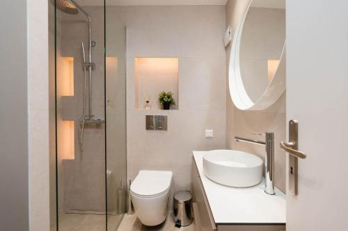 雅典Phaedrus Living: Cozy Flat Koukaki的浴室配有卫生间、盥洗盆和淋浴。
