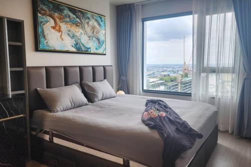 曼谷1 BR plus@42th FL /2-3 min walk to BTS MRT Ladprao的一间卧室设有一张大床和大窗户