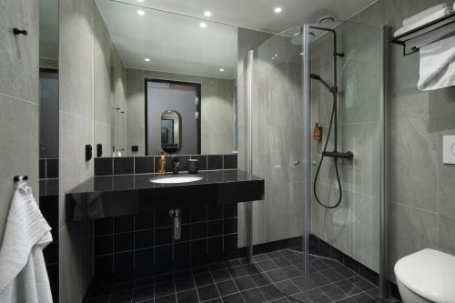 特罗姆瑟Skaret by Vander的一间带水槽和淋浴的浴室