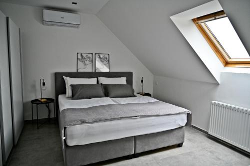 Slivnica pri MariboruApartment Lilly的阁楼上的卧室配有一张大床