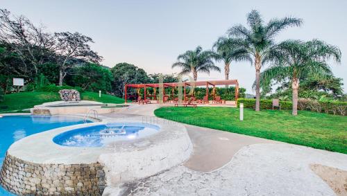 圣安娜CR MARIPOSA RENTALS Cozy Retreat with Pool,Tennis,Gym,Free WiFi的后院设有游泳池和凉亭