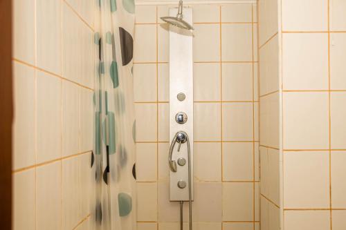 布加勒斯特Occidental Wise Transit Hotel的淋浴设有白色瓷砖墙和淋浴头