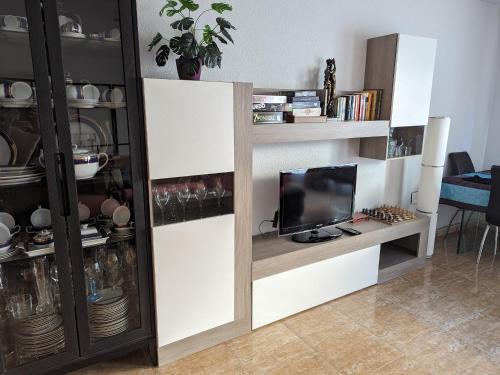塞塞尼亚Vivienda compartida con ambiente familiar的客厅的架子上配有电视