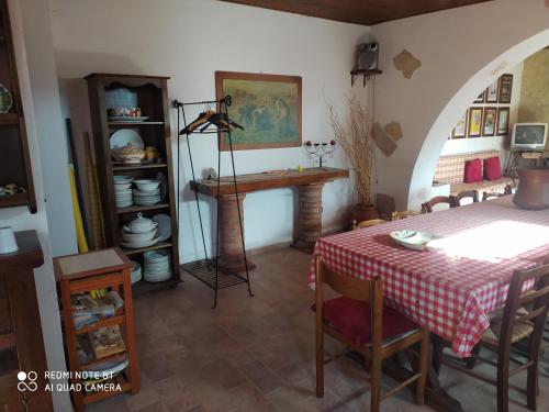 阿韦扎诺casale fucino monolocale的一间带桌子和桌椅的用餐室