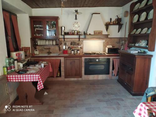 阿韦扎诺casale fucino monolocale的厨房配有一张带红白桌布的桌子