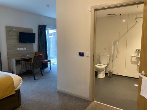 珀斯珀斯山林小屋的酒店客房设有带卫生间的浴室