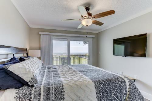 圣奥古斯丁Island South 7的一间卧室配有一张床和吊扇
