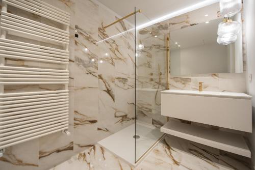 都灵We Home - LaGrange19 - Luxury Suites Torino的一间带水槽和镜子的浴室