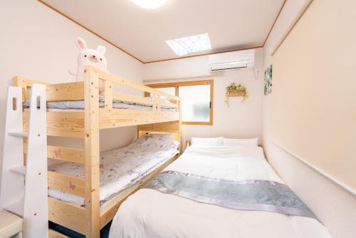 东京YUKIMARU in的客房内的双层床和双层床