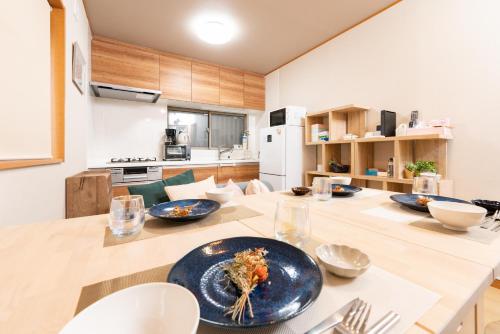 东京YUKIMARU in的厨房里配有一张桌子,上面有盘子的食物
