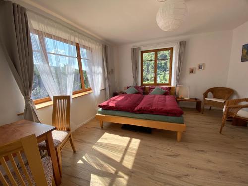 魏尔堡Kleine-Radoase的一间设有红色床的卧室,位于带窗户的房间内