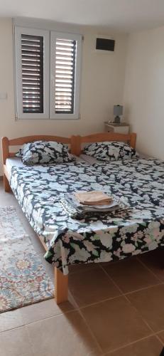 克拉西奇Studio Happy Montenegro的一间卧室配有一张床和被子