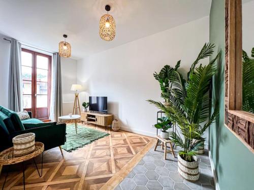 格勒诺布尔Hyper-centre de Grenoble, ambiance tropicale, wifi fibre的带沙发和植物的客厅