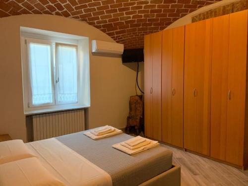 卡萨莱蒙费拉托Al Canun di Casale Monferrato的一间卧室配有一张床,上面有两条毛巾