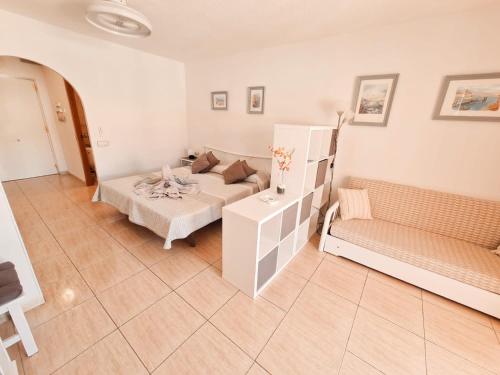 德尔锡伦西奥海岸Casa Gio-monolocale con piscina riscaldata的客厅配有床和沙发