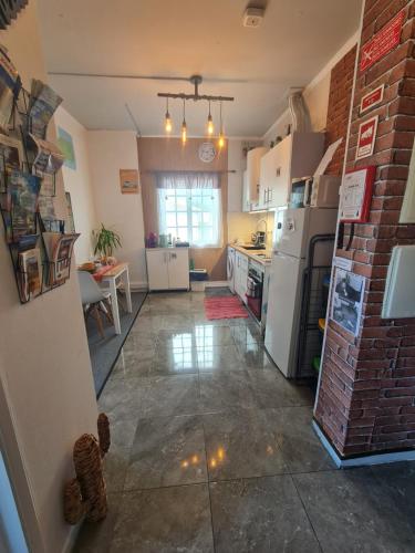 蓬塔德尔加达Cozy apartment close to airport的一间厨房,配有白色家电和砖墙