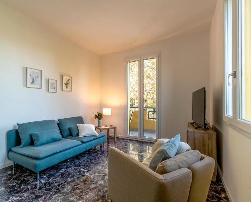 casadelfalegname的客厅配有2张蓝色沙发和1台电视