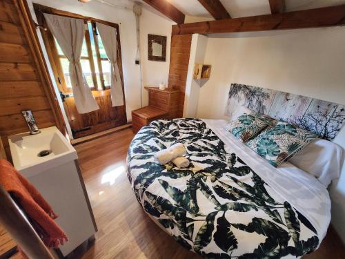 Valdaliga Refugio Finca El Canu的卧室里设有一张床,上面有一只动物