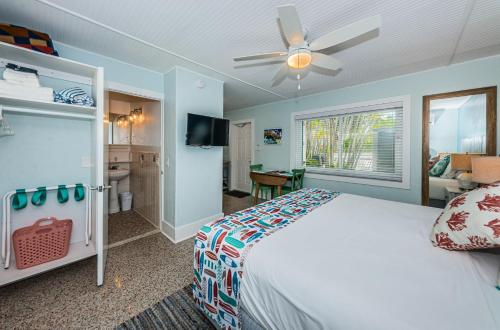 圣徒皮特海滩The Roth Hotel, Treasure Island, Florida的一间卧室配有一张床和吊扇