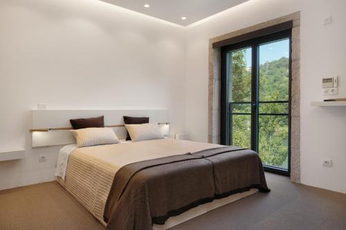 派瓦堡Douro Green的一间卧室设有一张大床和大窗户
