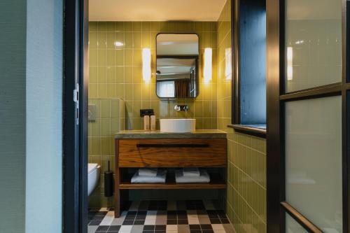 阿姆斯特丹Hotel Mai Amsterdam的一间带水槽和镜子的浴室