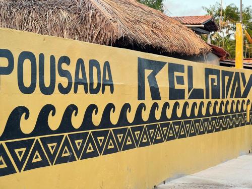 萨尔瓦特拉Pousada Reloday的黄色的墙,上面有读书布兰尼亚厨房的标志