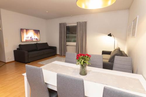 罗瓦涅米Lapinmaa Apartments的客厅配有桌子和沙发