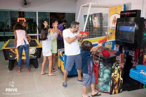 卡达斯诺瓦斯Riviera Park Caldas Novas的玩电子游戏的男人和孩子