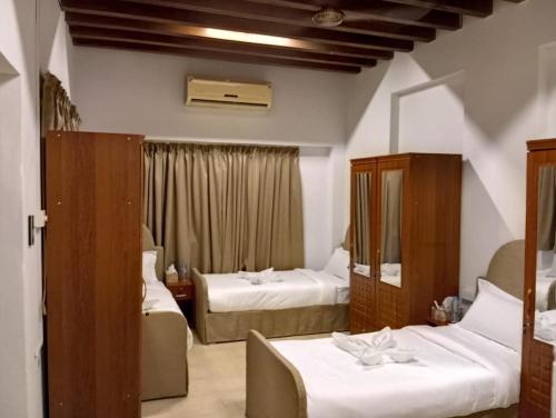 迪拜Hyba Pod Hostel & Hotel的酒店客房,设有两张床和镜子