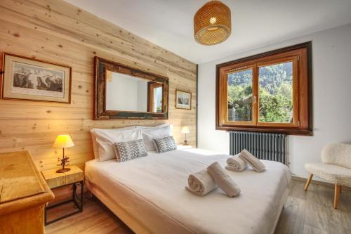 夏蒙尼-勃朗峰Chalet Sol的一间卧室设有一张大床和一个窗户。