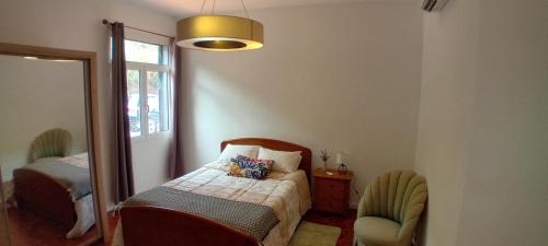丰沙尔Vista Funchal的小房间设有床和镜子