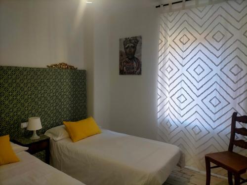 科瓦莱达Covaleda naturazleza y relax的一间卧室设有两张床和一堵墙