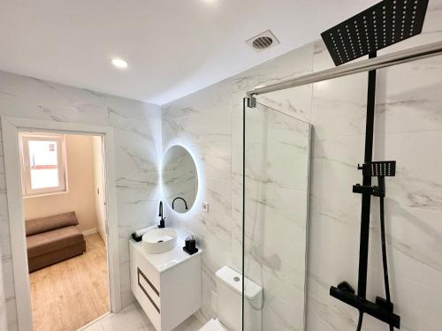 巴利亚多利德AdriVA Apartamento-Loft Imperial centro WIFI的带淋浴和盥洗盆的浴室