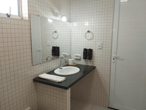 Cristino CastroGurgueia Park Hotel的一间带水槽和镜子的浴室