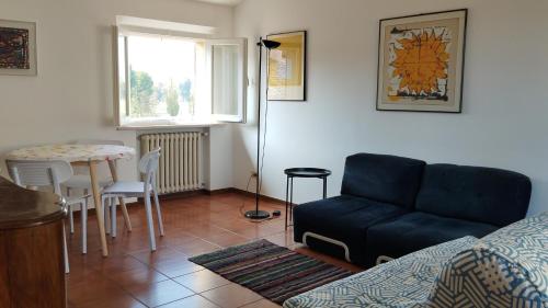 里米尼Al Ponte di Tiberio的客厅配有沙发和桌子